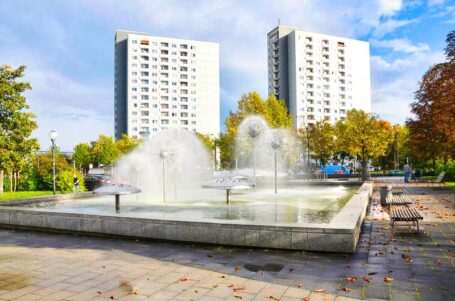 Pusteblumenbrunnen vor den Hochhaeusern Albert Wolf Platz